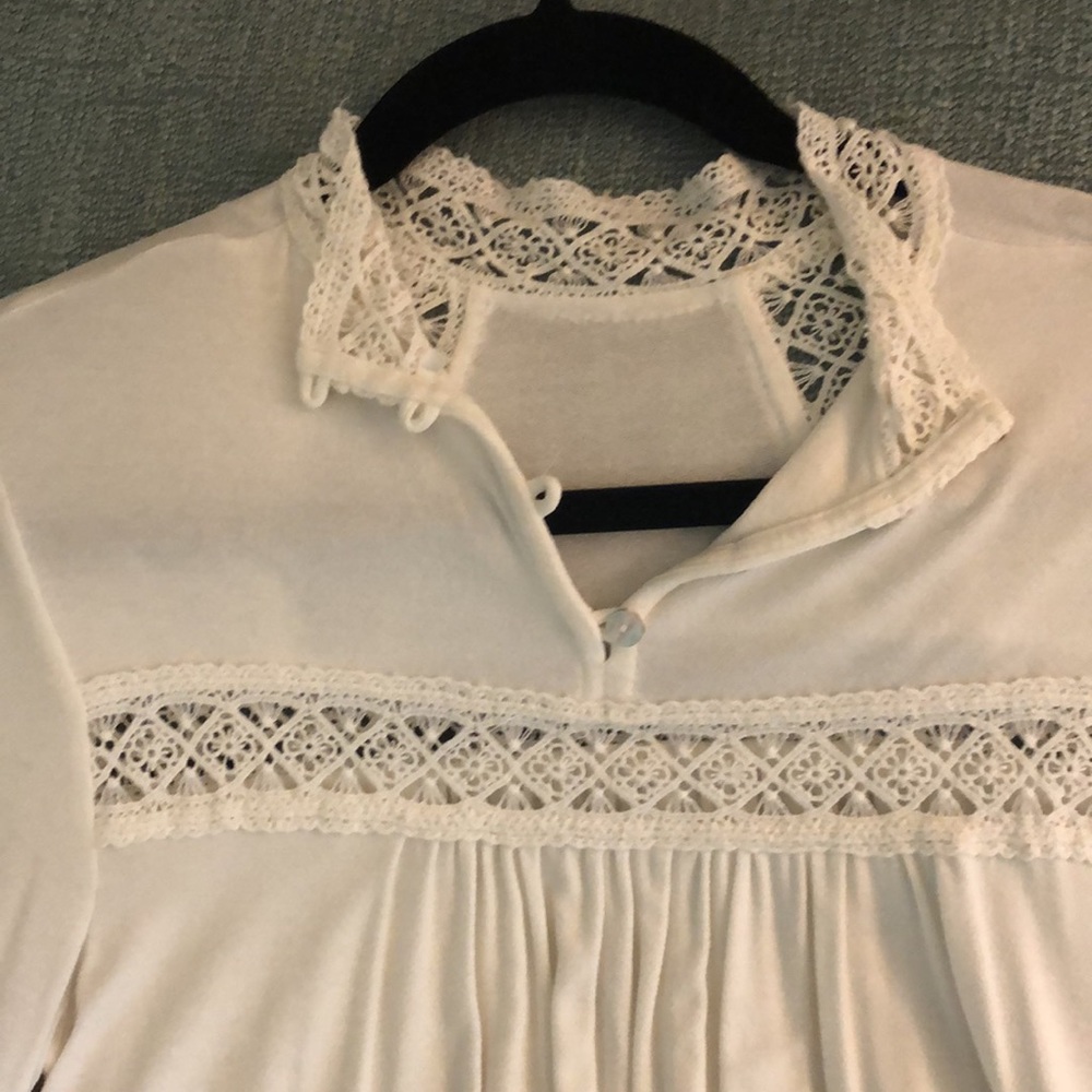 Small, white blouse with pretty detailing - Picture 2 of 3